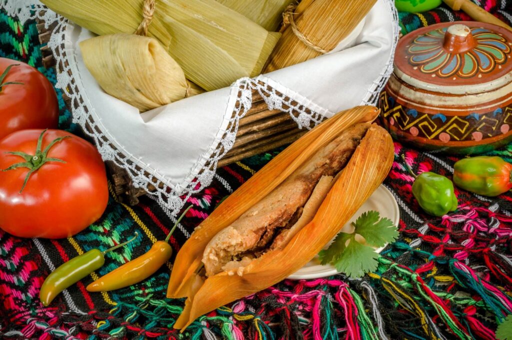 Tamales med mole rojo