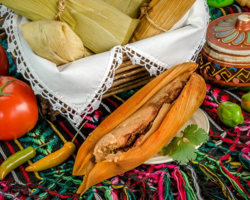 Tamales med mole rojo