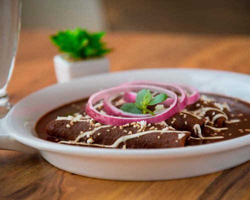 Enchiladas med mole sauce